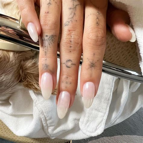 hailey bieber's pink pearl manicure|hailey bieber clear gel.